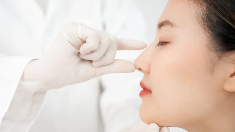 تفاوت رینوپلاستی ترمیمی با رینوپلاستی اولیه: چه کسانی نیاز به جراحی مجدد دارند؟